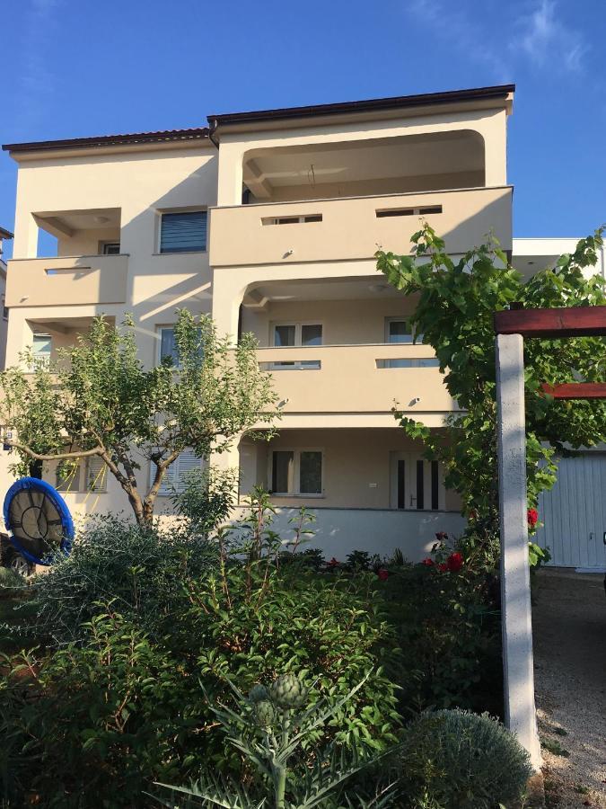 Apartament Mares *